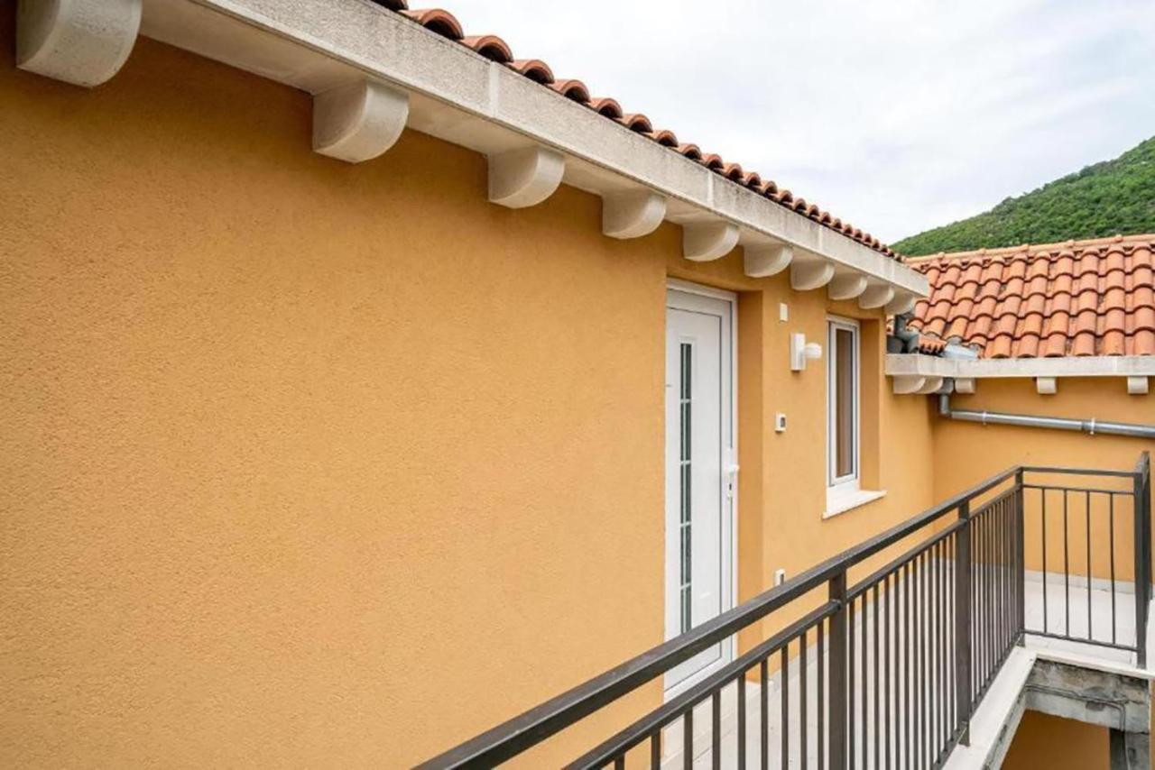 Apartment Matej Mokošica Exteriör bild
